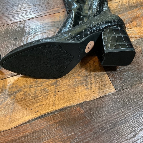 Marc Fisher Black Croc Embossed Knee High Block Heel Boots Women’s Size 7.5 - Picture 2 of 9